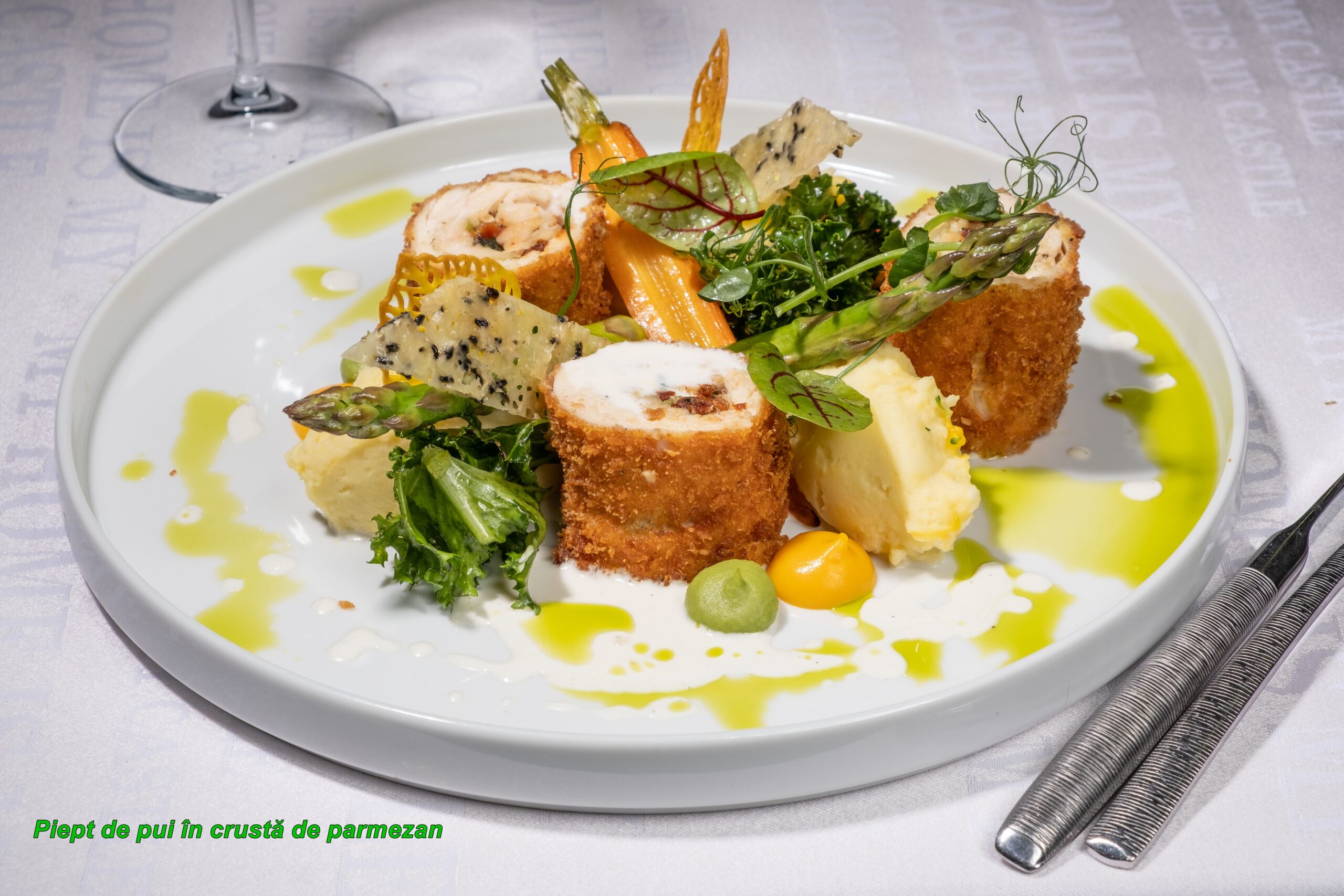 Piept de pui în crustă de parmezan 180g